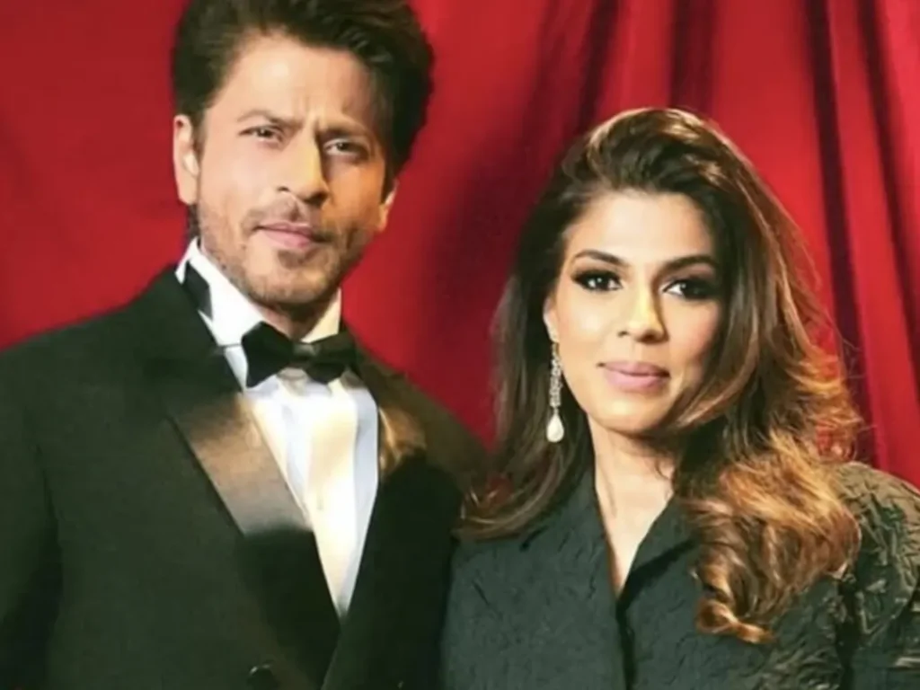 7233-shah-rukh-khan-visits-manager-pooja-dadlanis-house-to-offer-condolences-after-family-loss